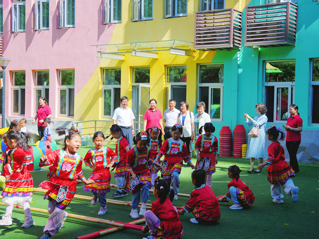 中國(guó)有研黨委委員、總會(huì)計(jì)師劉顯清與有研幼兒園小朋友歡度“六一”